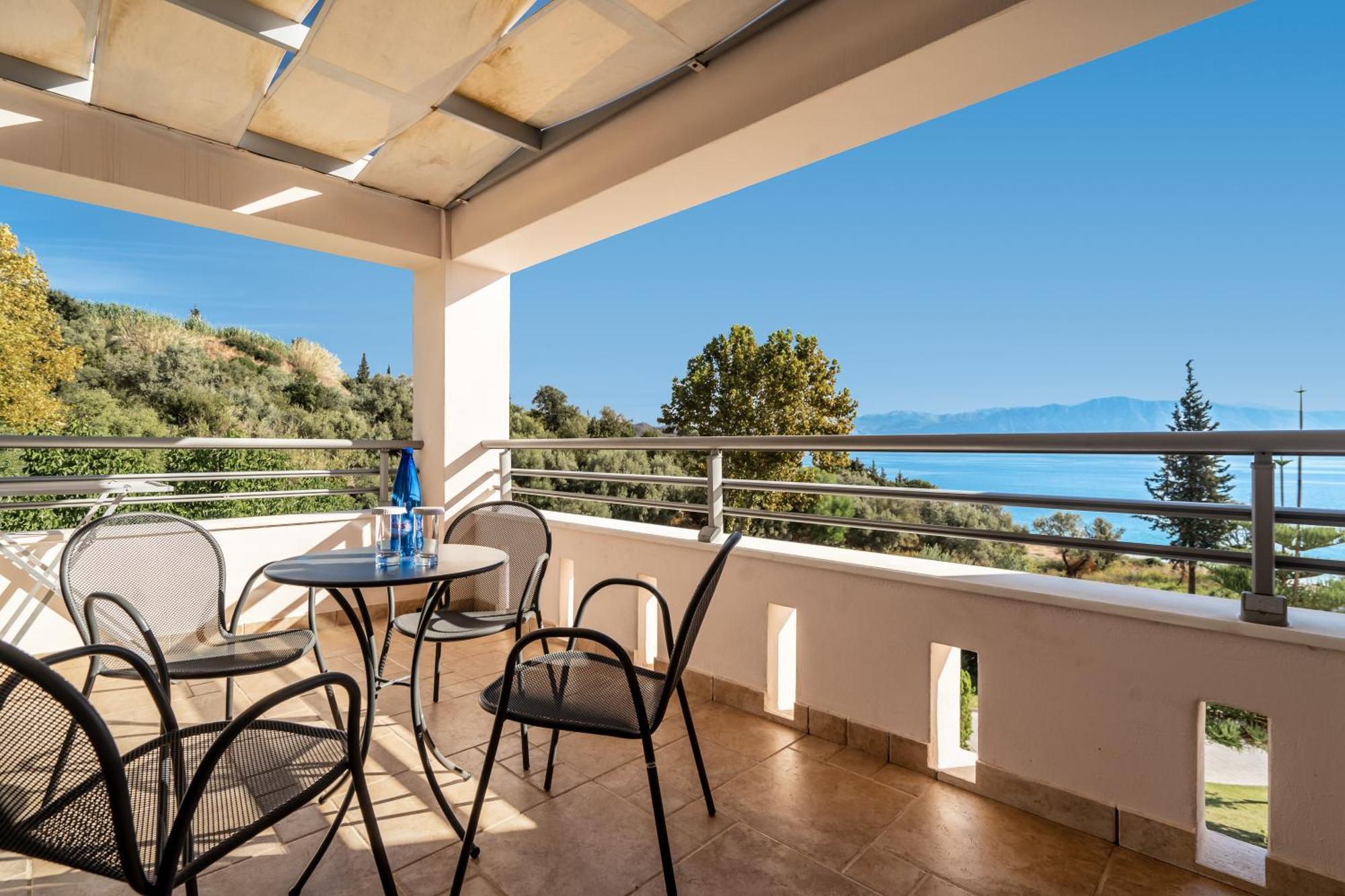 波尔托加里尼海滨度假酒店&Spa 尼基亚娜 外观 照片 A balcony in Greece